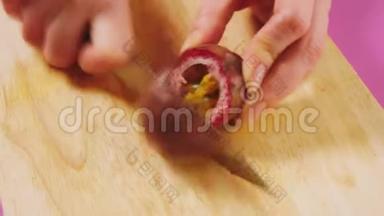 俯视图，女手用刀<strong>切水果</strong>在木板上，马拉库亚.. 天然健康食品<strong>的</strong>概念..