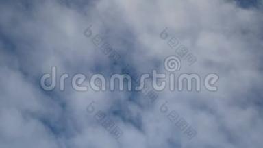4K镜头。 蓝色背景上隔绝的烟云、雾、蒸汽的抽象<strong>通道</strong>