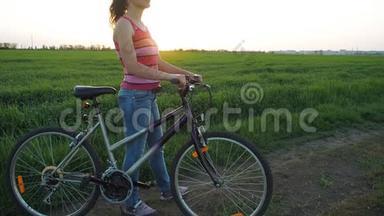 日落时骑自行车的<strong>女孩</strong>。 在城市背景下，一个在<strong>田野</strong>里骑自行车的女人。 全国的体育<strong>女孩</strong>