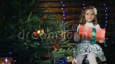 小女孩<strong>坐在</strong>圣诞<strong>树下</strong>享受礼物