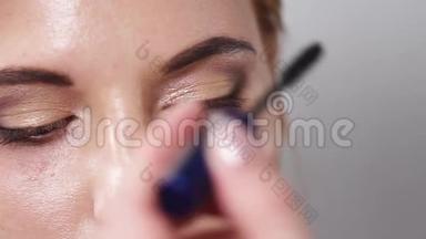 专业化妆师正在女人睫毛上涂睫毛膏，特写
