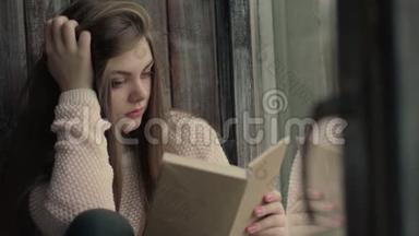 漂亮的年轻模特读了一本书的翻页