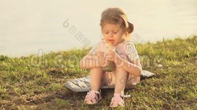 夏天日落时分，小甜妹儿用管子喝新鲜的冰沙