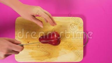 俯视图，雌手在木板上用刀<strong>切水果</strong>，玫瑰苹果，春浦.. 自然健康<strong>的</strong>概念