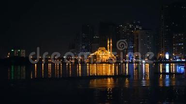 船在清真寺前的海上泻湖上漂浮着金光。 大城市夜景.. 巨波里海滨