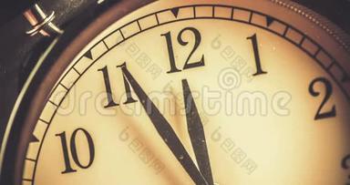 古老的老式闹钟显示中午或午夜的移动。 `是十二点，节日快乐，新年喜庆