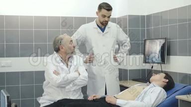 两名医生对病人进行检查。 4K
