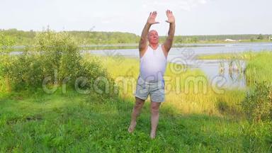 一位中年男子早上在湖边做瑜伽呼吸