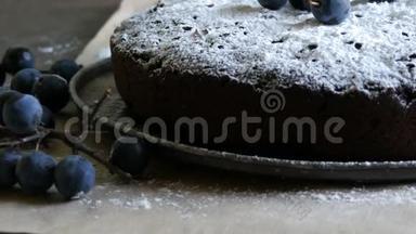 <strong>巧克力</strong>蛋糕，<strong>巧克力</strong>蛋糕，<strong>巧克力</strong>蛋糕，慷慨地覆盖着糖粉，时髦地躺在蓝色浆果旁边。