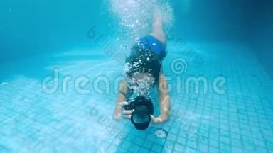 年轻女子潜入水中。 从水下看，喷雾。 暑假概念，跳到游泳池，女孩