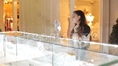 女人在珠宝店挑选耳环。
