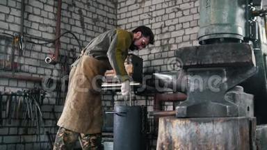 铁匠在一桶机油中冷却细节