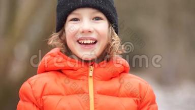 一个欧洲男孩对着镜头微笑的肖像。 情绪化的男孩嘲笑摄像机。 一个男孩的美丽肖像