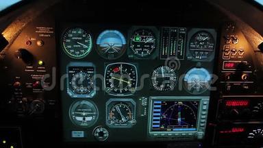 飞机驾驶舱面板上的正常飞行指示器，飞机控制系统工具