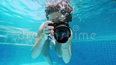 年轻女子潜入水中。 从水下看，喷雾。 暑假概念，跳到游泳池，女孩