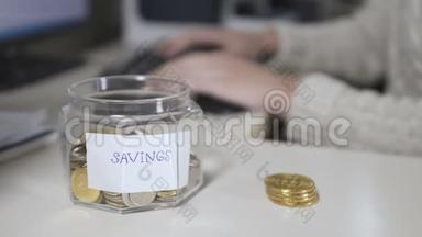 人把比特币收集到一个罐子里，用电脑节省下来的钱