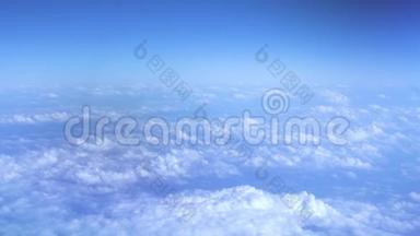 蓝天上飘浮的云彩从飞行的<strong>飞机</strong>窗口。 鸟瞰蓝天白云.. 天堂复制空间