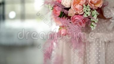 新娘手中的一束玫瑰和珊瑚色的珠宝。