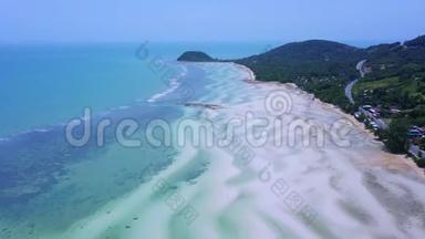 带白色海滩和<strong>浅绿色</strong>海的热带岛屿海岸线鸟瞰图