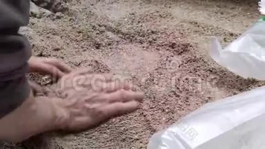 工人把沙子放进表格里