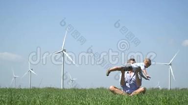 爸爸坐在草地上，把儿子抱在头上，这表明他是一架飞机