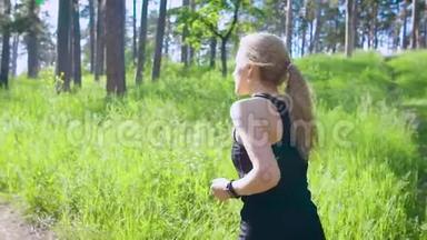 一位<strong>身穿运动服</strong>的金发年轻女子的慢镜头，白天在公园里积极奔跑，他很喜欢