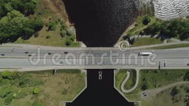 里加市公路桥梁高架桥，并在水附近修建公路和汽车，交通无人机飞行