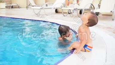 两个男孩<strong>弟弟</strong>在度假村的游泳池里洗澡