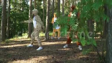 <strong>疯狂</strong>的人穿着动物服装跳舞，跳跃，在草地上的森林里玩得开心。 男女<strong>音乐</strong>家们为他们的服装打扮