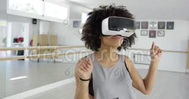 非洲裔美国女孩使用VR眼镜