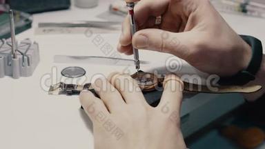 手表制造商正在修理手表，特写