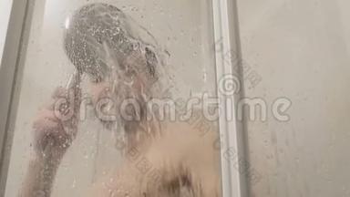 男人把水倒在<strong>淋浴房</strong>的玻璃上