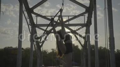 一个十几岁的女孩在空中<strong>杂技表演</strong>时被吊死