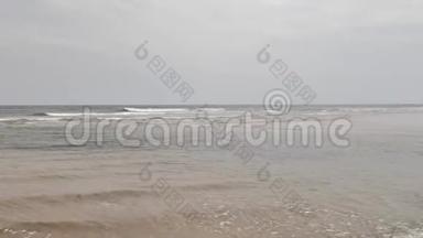 亚细亚市吉戎海滩在多云的棕色沙滩上的<strong>退潮</strong>