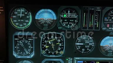 飞行控制系统，显示高度和速度细节，飞机导航