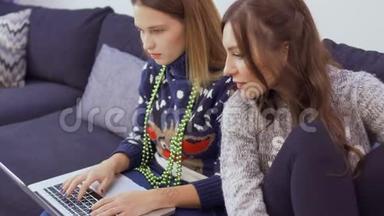 两个女朋友在家里上网购物