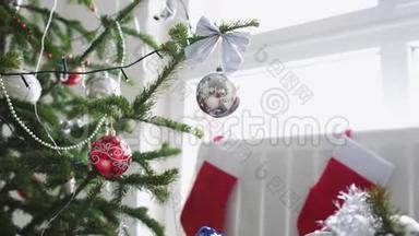 时尚的白色圣诞内部装饰杉树和挂袜子的窗户。 慢动作。 3840x2160