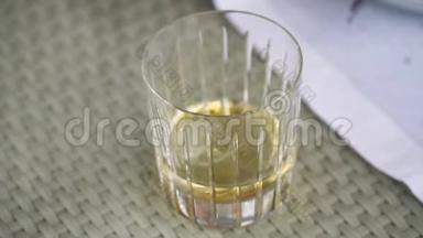 服务员把冰块放进装有<strong>威士忌</strong>的玻璃杯里，桌子上放一杯<strong>威士忌</strong>，一杯<strong>威士忌</strong>放冰块，一杯