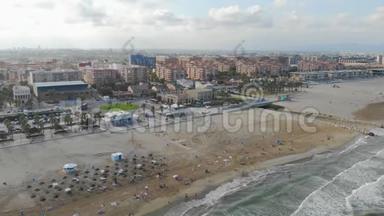 在西班牙瓦伦西亚海滩的鸟瞰图。 在瓦伦西亚海滩上空飞行无人机。 旅游城市景观