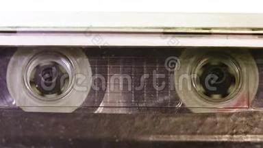 录音机中使用的录音磁带。 带有空白白色标签的老式音乐盒，播放回来