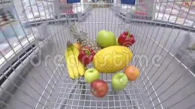 提供新鲜蔬菜和<strong>水果</strong>的购物车，通过<strong>超市</strong>移动