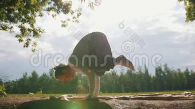 瑜伽<strong>运动</strong>员在晨间公园做<strong>运动剪影</strong>