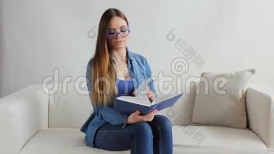 坐在家里沙发看书的女人。 全高清1920X1080P