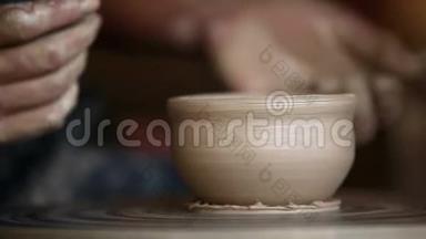 粘土杯是传统上由陶工在陶工`车轮上制作的