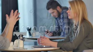 咖啡馆里的男人和女人，有咖啡刹车，会说话，喝饮料