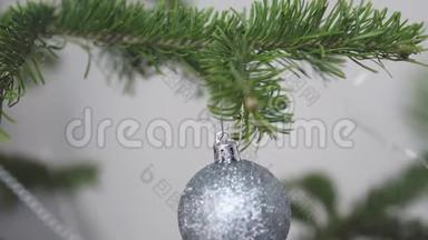 靠近圣诞树，装饰着圣诞银光球。 慢动作。 3840x2160
