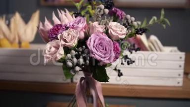 花店内美丽的清新花束的侧景：花的组成由玫瑰、布鲁尼亚、变形金刚组成