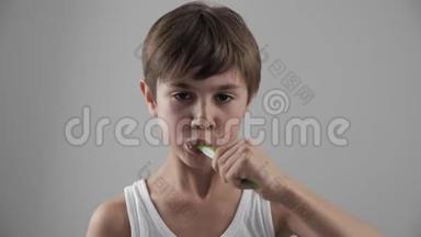 小男孩在浴室刷牙，停止因为<strong>牙齿</strong>疼痛。 牙科<strong>问题</strong>