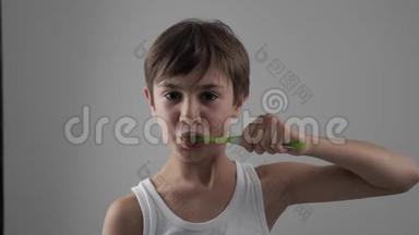 小男孩在浴室刷牙，停止因为<strong>牙齿</strong>疼痛。 牙科<strong>问题</strong>