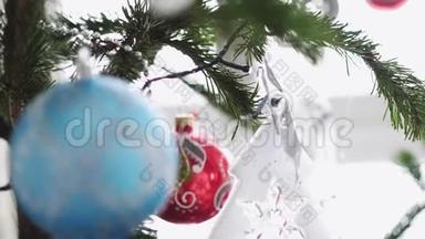 美丽的圣诞树上<strong>装饰</strong>着闪亮的玩具。 在窗边。 慢动作。 3840x2160